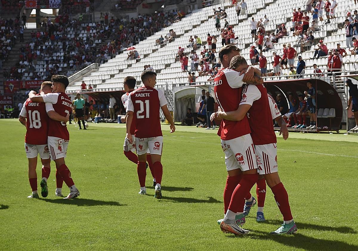 Los jugadores del Real Murcia celebran uno de los goles del partido ante el Alcorcón.