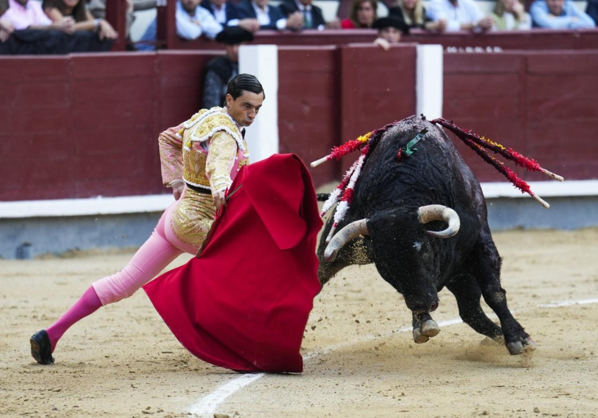 Paco Ureña, en plena faena, ayer en las Ventas de Madrid.