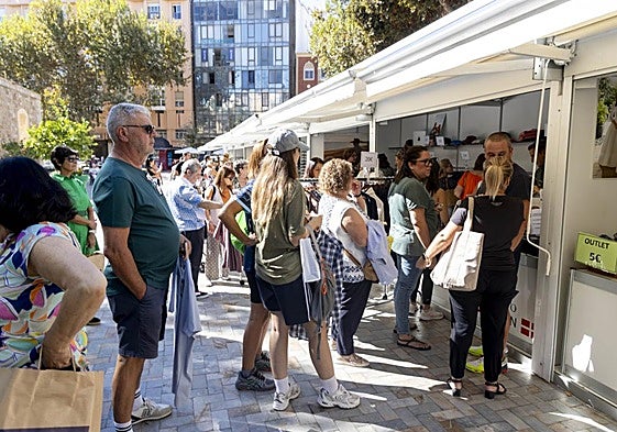 Clientes hacen cola en un establecimiento en el primer día de la Feria Outlet.