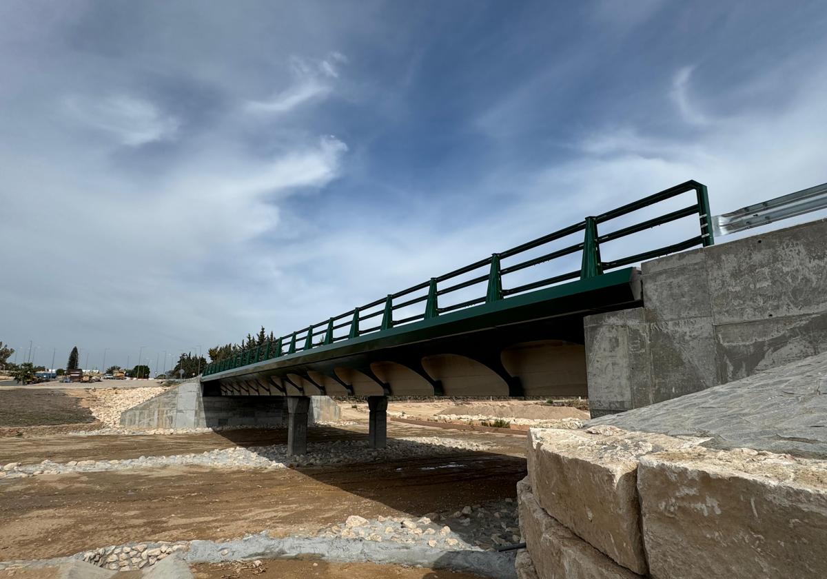 Nuevo puente sobre la rambla de Lo Quiles, en San Miguel de Salinas.