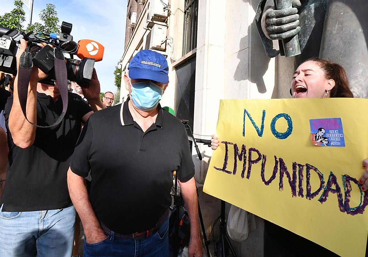 Uno de los empresarios condenados por mantener relaciones sexuales con menores en la Región llega este lunes al Palacio de Justicia.