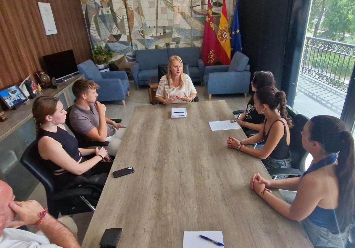 Varios estudiantes reunidos con la delegada del Gobierno, Mariola Guevara, este lunes.