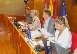 La primera teniente de alcalde, Carmen Menduiña, sentada a la derecha del alcalde en el Pleno.