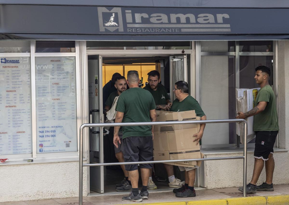 Imagen secundaria 1 - Trabajos de desmontaje del restaurante Miramar de Mazarrón, este lunes. | Un vecino observa a los operarios trabajando en el local, que será derribado los próximos días.