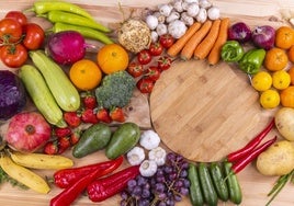 Tabla de frutas y verduras variadas.