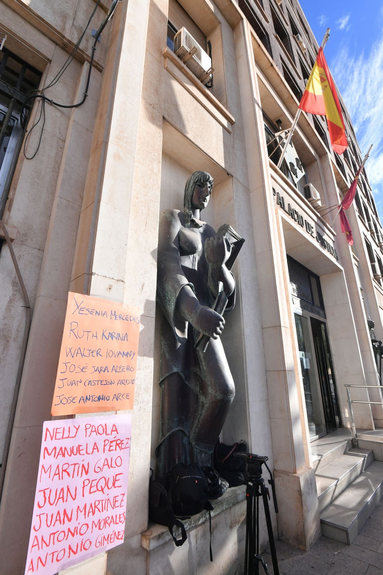 Los empresarios condenados por pagar a menores a cambio de sexo no entrarán a prisión, en imágenes