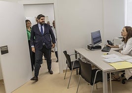 López Miras, Arroyo y Pedreño entran a una consulta de la unidad de adicciones.