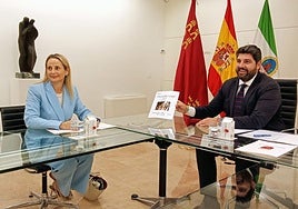 La alcaldesa de Cehegín, con el presidente de la Comunidad, ayer.