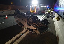 Un vehículo volcado en un accidente con un fallecido, en una imagen de archivo.