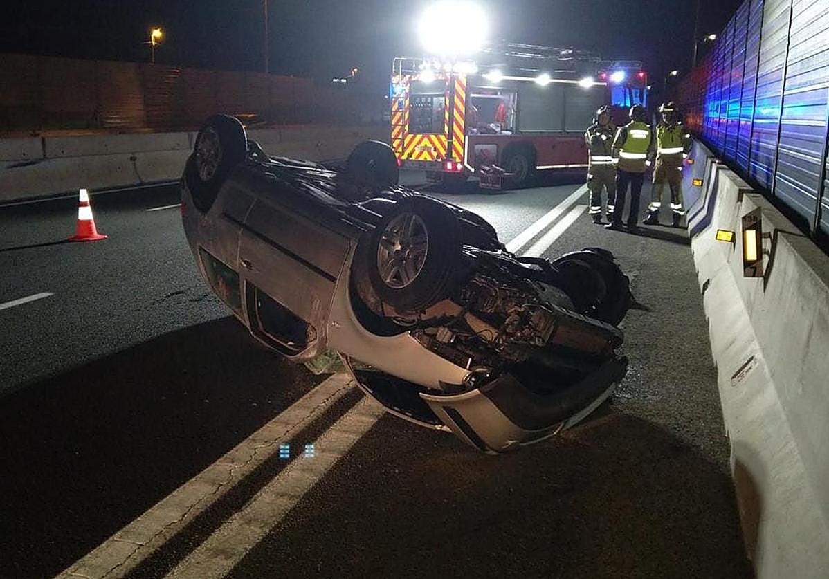 Un vehículo volcado en un accidente con un fallecido, en una imagen de archivo.
