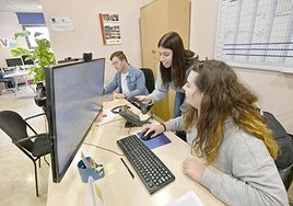 Tres estudiantes de la UMU realizan prácticas en el Centro Social Universitario, el pasado curso escolar.