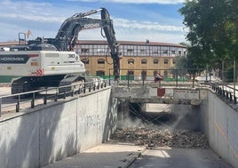 Derribo del paso inferior junto a la estación de Sutullena.