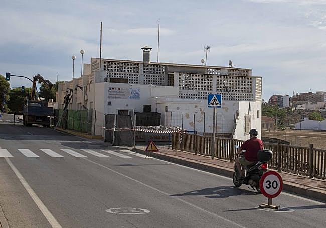 Un motorista pasa junto al establecimiento afectado por el derribo, este martes.