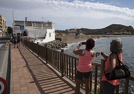 Fachada lateral del restaurante Miramar parcialmente derribada, este martes.