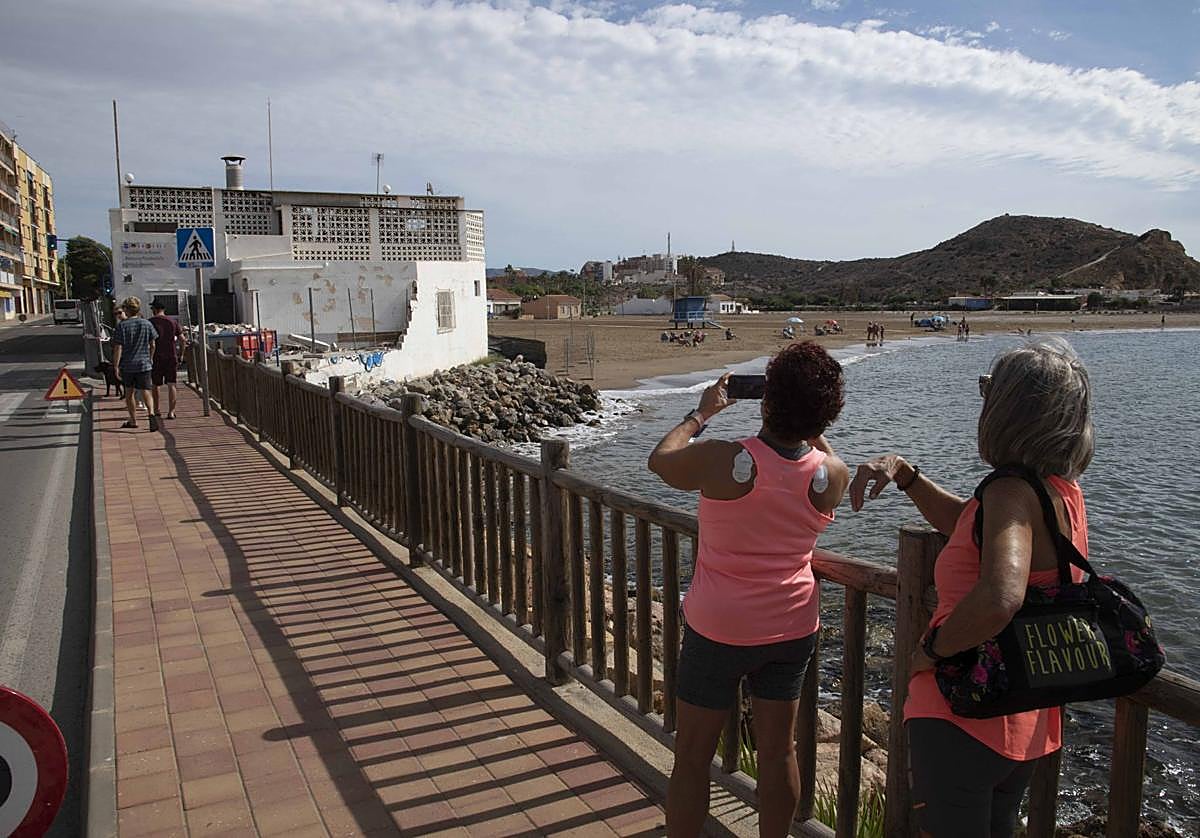 Fachada lateral del restaurante Miramar parcialmente derribada, este martes.