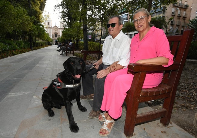 Ángeles y Juan de Dios, en el jardín de Floridablanca, en su encuentro con LA VERDAD.