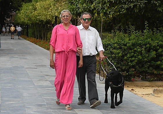 Ángeles Ortega y Juan de Dios Lisón, con su perro Zen, en El Carmen (Murcia).