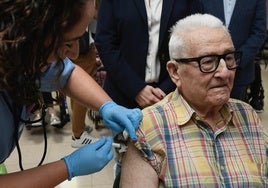 Vacunan a un anciano en la residencia de mayores de San Basilio este miércoles.