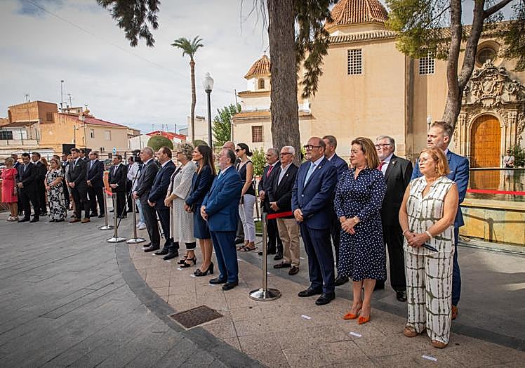 Representantes sociales y alcaldes pedáneos, en el transcurso del acto institucional.
