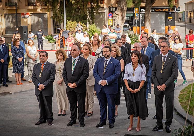 Los concejales del gobierno y de la oposición atienden atentos el discurso del alcalde.