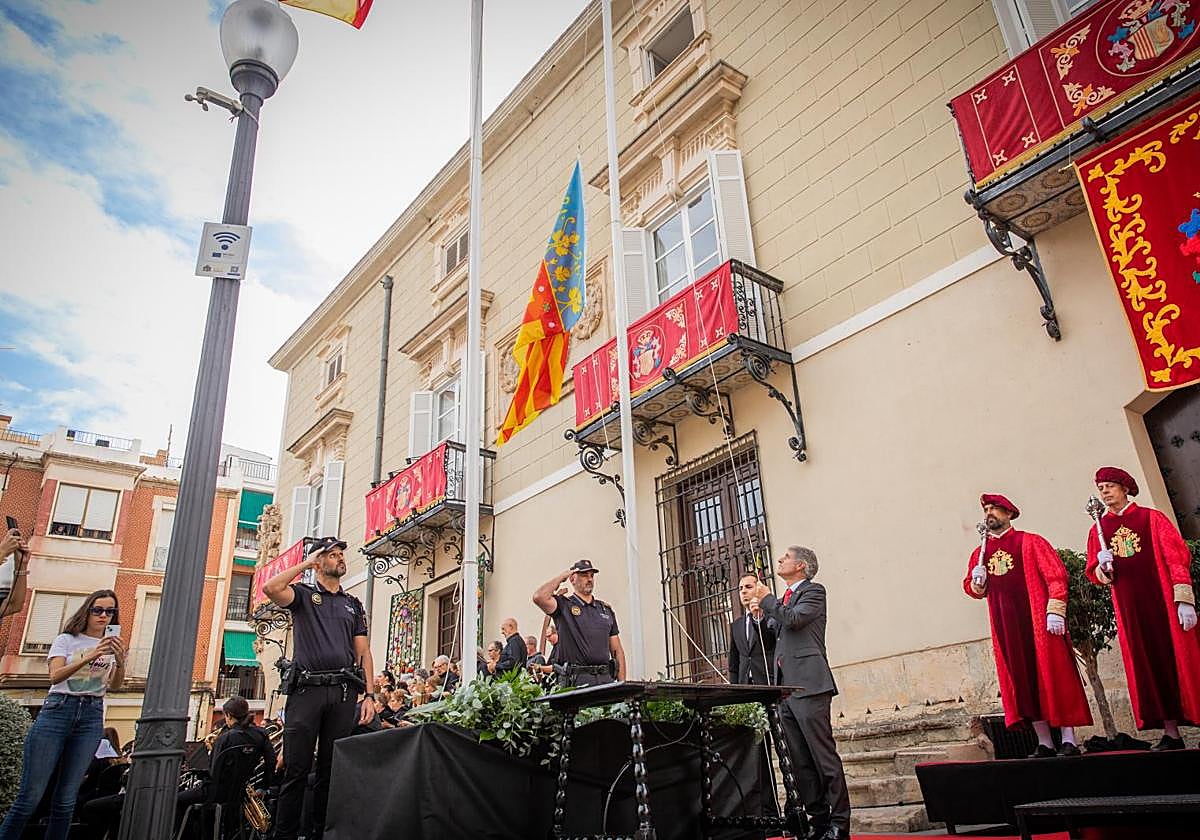 El alcalde de Orihuela iza la 'senyera', durante el acto institucional por el día de la Comunidad Valenciana.