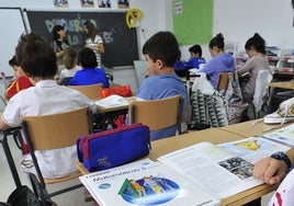 Alumnos en un aula de Primaria de la Región con sus libros de texto.