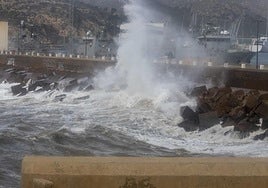 Fuerte oleaje en el Puerto de Cartagena, en una imagen de archivo.
