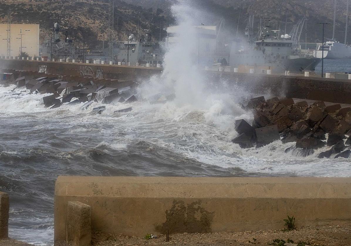 Fuerte oleaje en el Puerto de Cartagena, en una imagen de archivo.