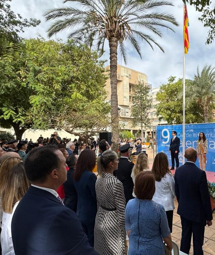 Imagen secundaria 2 - Izado de la bandera de la Comunidad Valenciana.