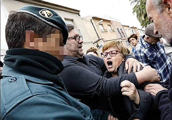 Vecinos y miembros de la PAH intentan impedir un desahucio en Las Torres de Cotillas, en una foto de archivo.