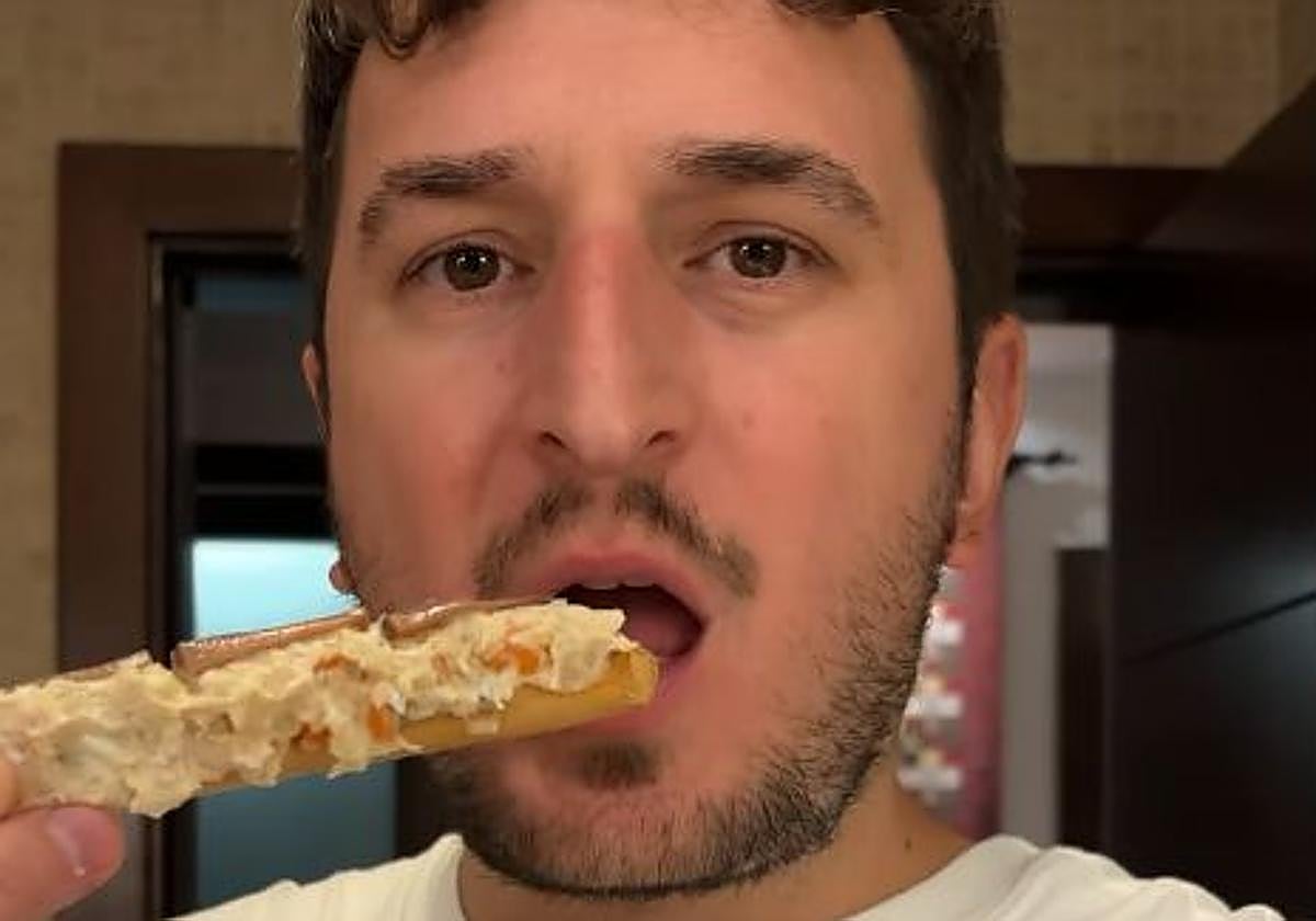 El cómico Álvaro Casares comiendo una marinera.