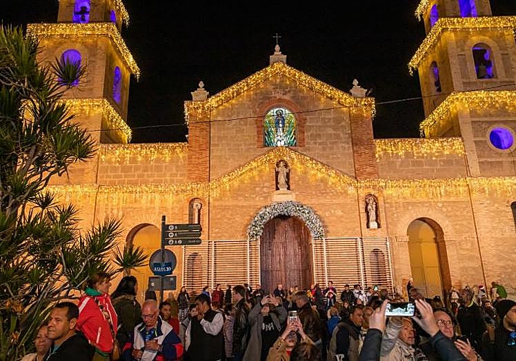 La fachada del templo de la Inmaculada con las luces encendidas y lista para ofrenda de dlores a la patrona de Torrevieja.