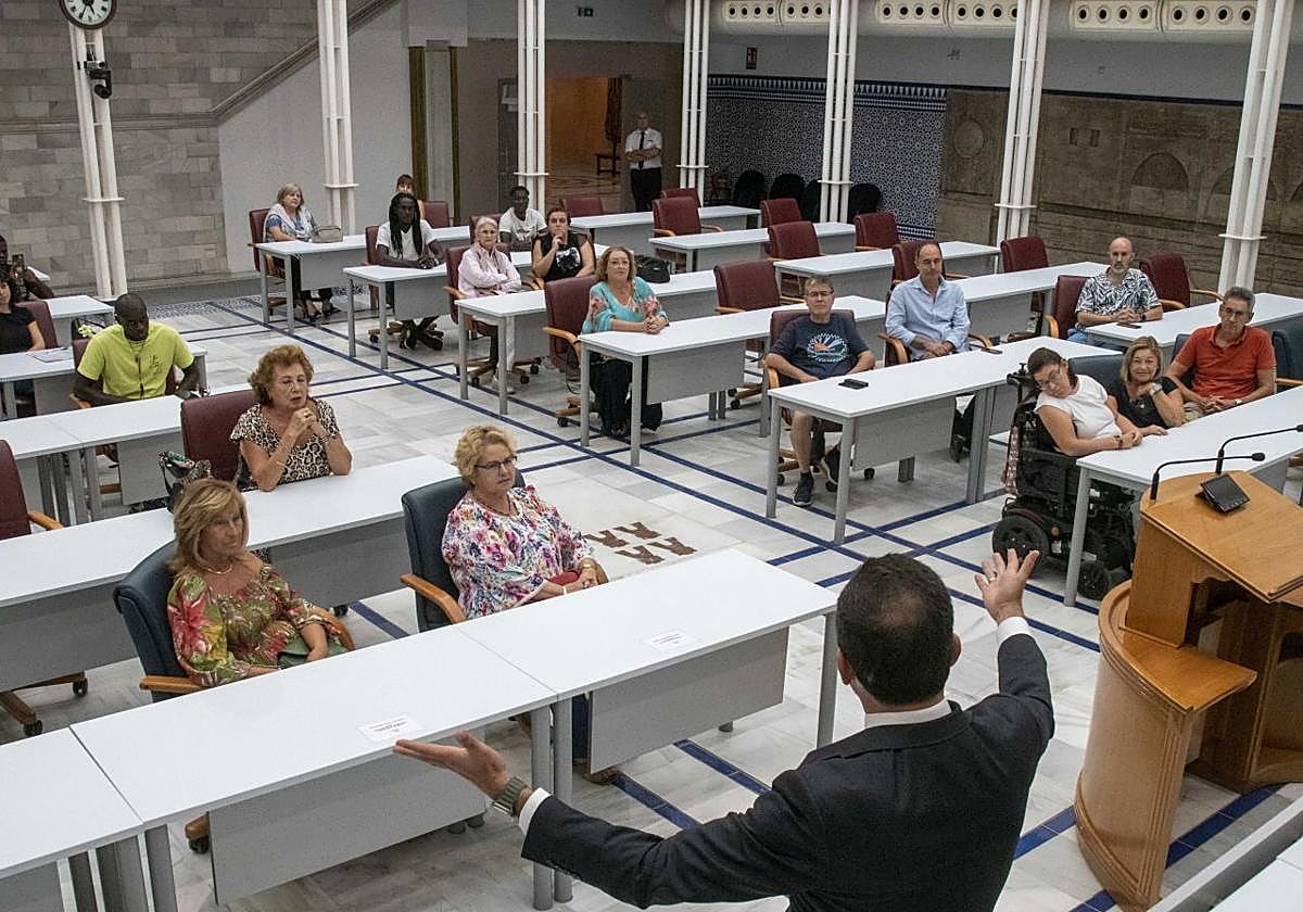 Jornada de puertas abiertas, ayer, en la Asamblea.