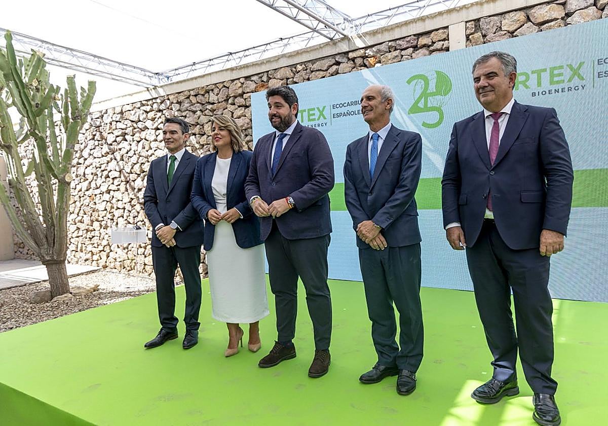El presidente del Gobierno regional, Fernando López Miras, clausuró el encuentro. A su izquierda, la alcaldesa de Cartagena Noelia Arroyo y el director de la planta de Ecocarburantes Españoles, en Cartagena, Joaquín Rodríguez. A su derecha, el CEO de Vertex Bioenergy, Antonio Vallespir; y el consejero de Medio Ambiente, Juan María Vázquez Rojas.