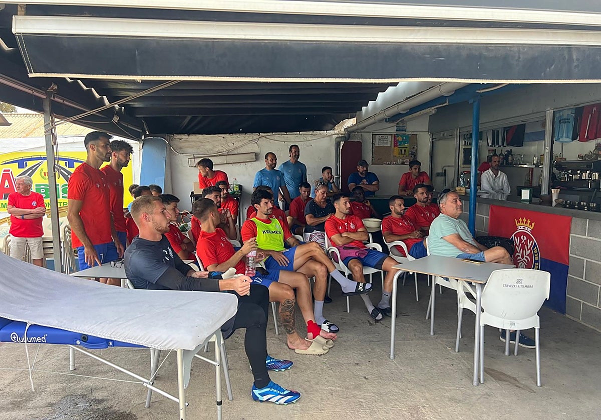 La plantilla de la Deportiva Minera sigue el sorteo de la Copa del Rey en la cafetería del Ángel Celdrán.