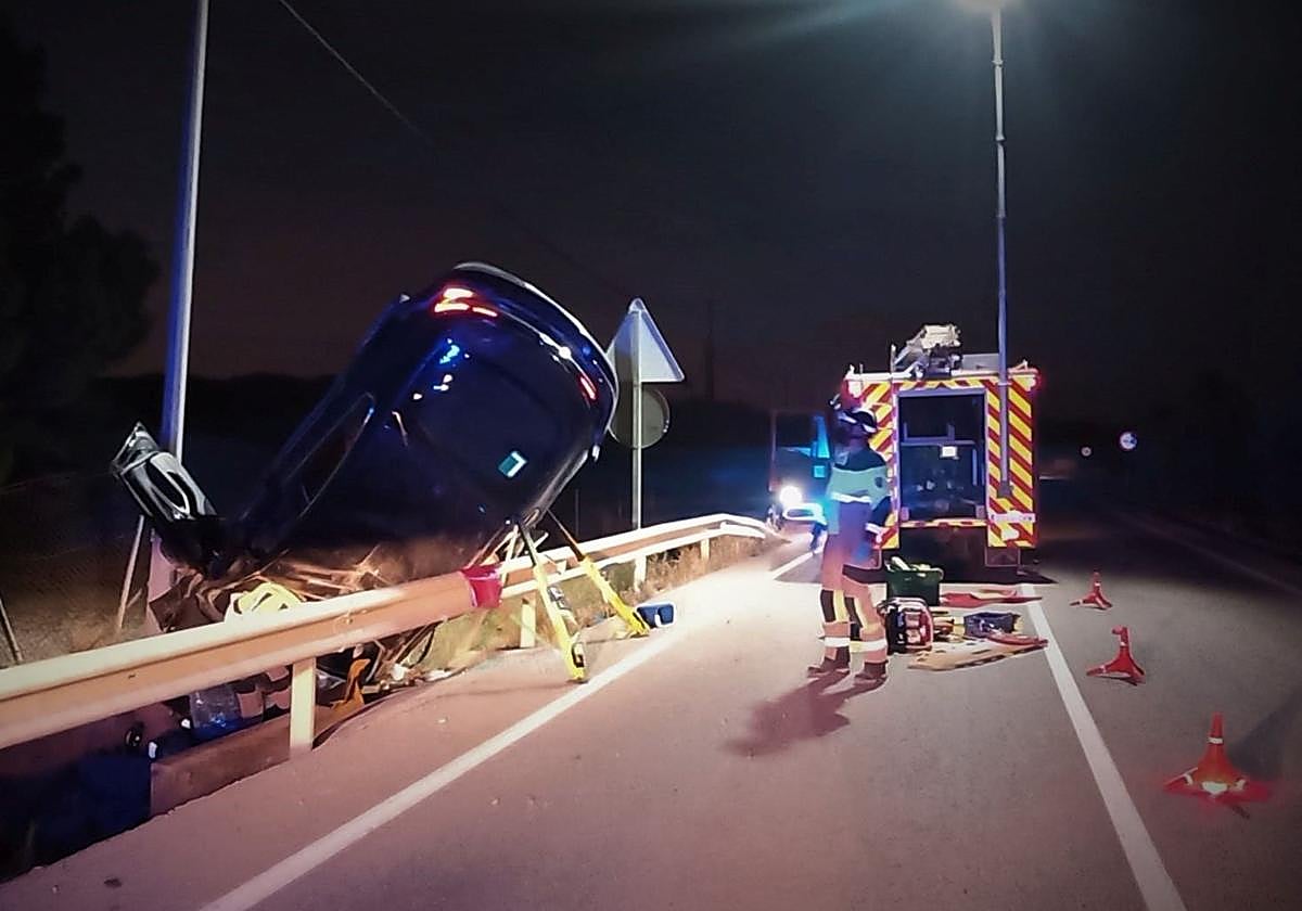 El vehículo volcado.