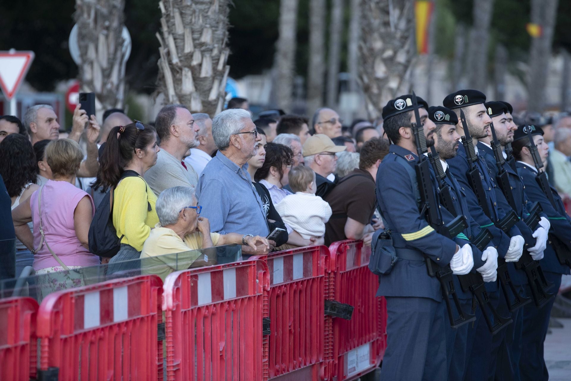 Solemne arriado de bandera por el Día de la Fiesta Nacional en Cartagena, en imágenes
