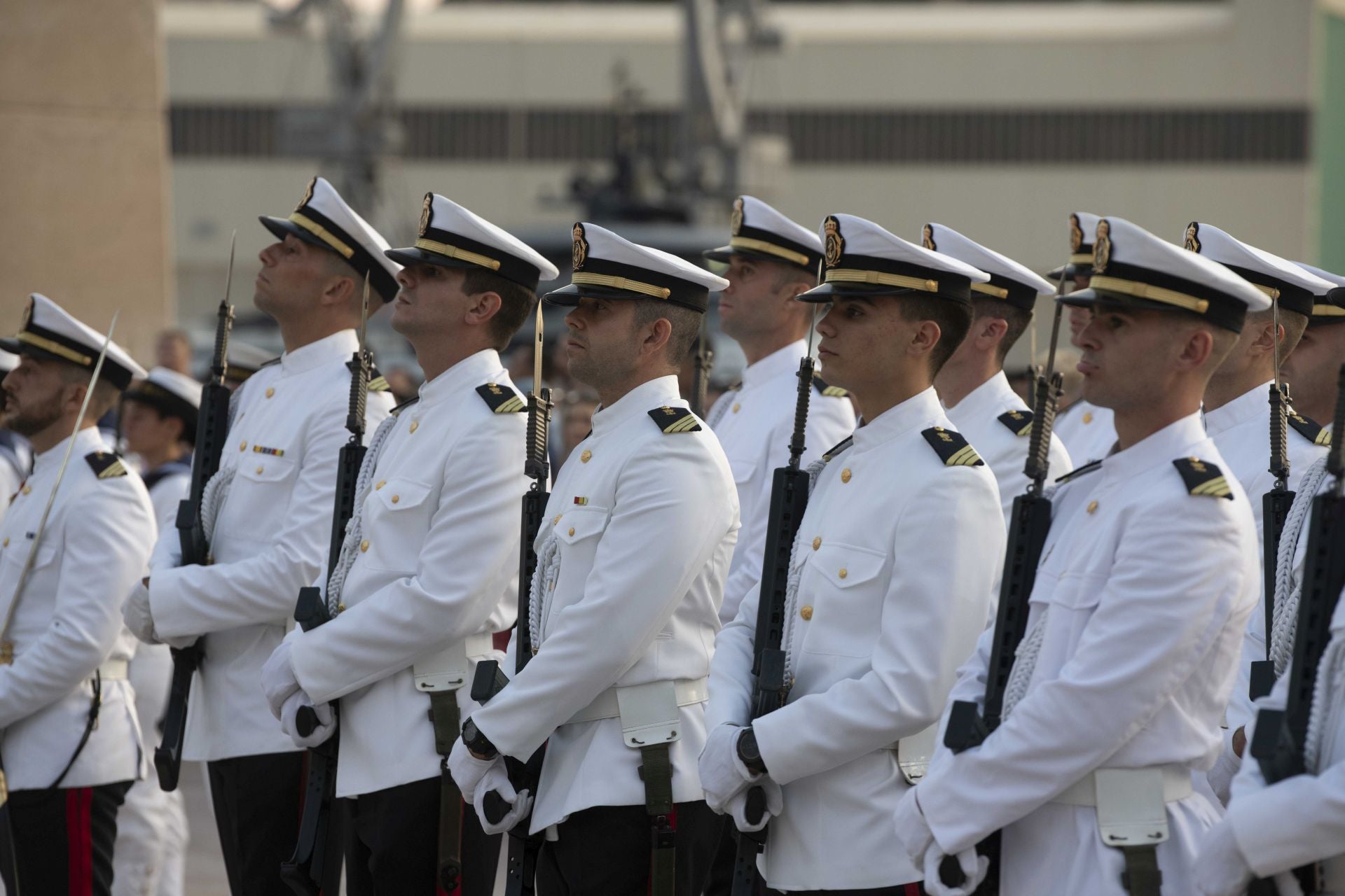 Solemne arriado de bandera por el Día de la Fiesta Nacional en Cartagena, en imágenes
