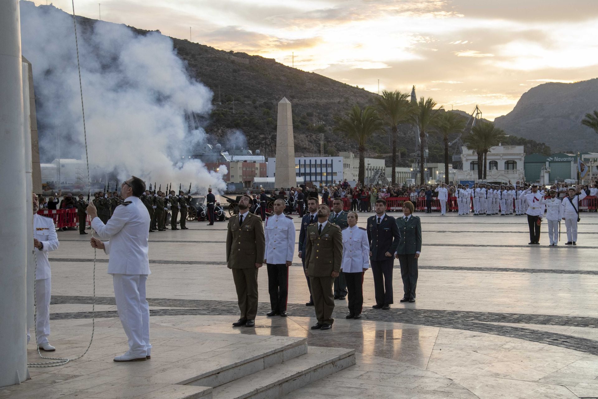 Solemne arriado de bandera por el Día de la Fiesta Nacional en Cartagena, en imágenes