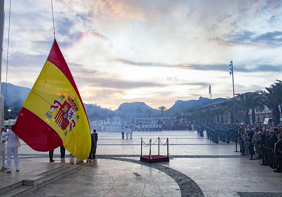Solemne arriado de bandera por el Día de la Fiesta Nacional en Cartagena, en imágenes