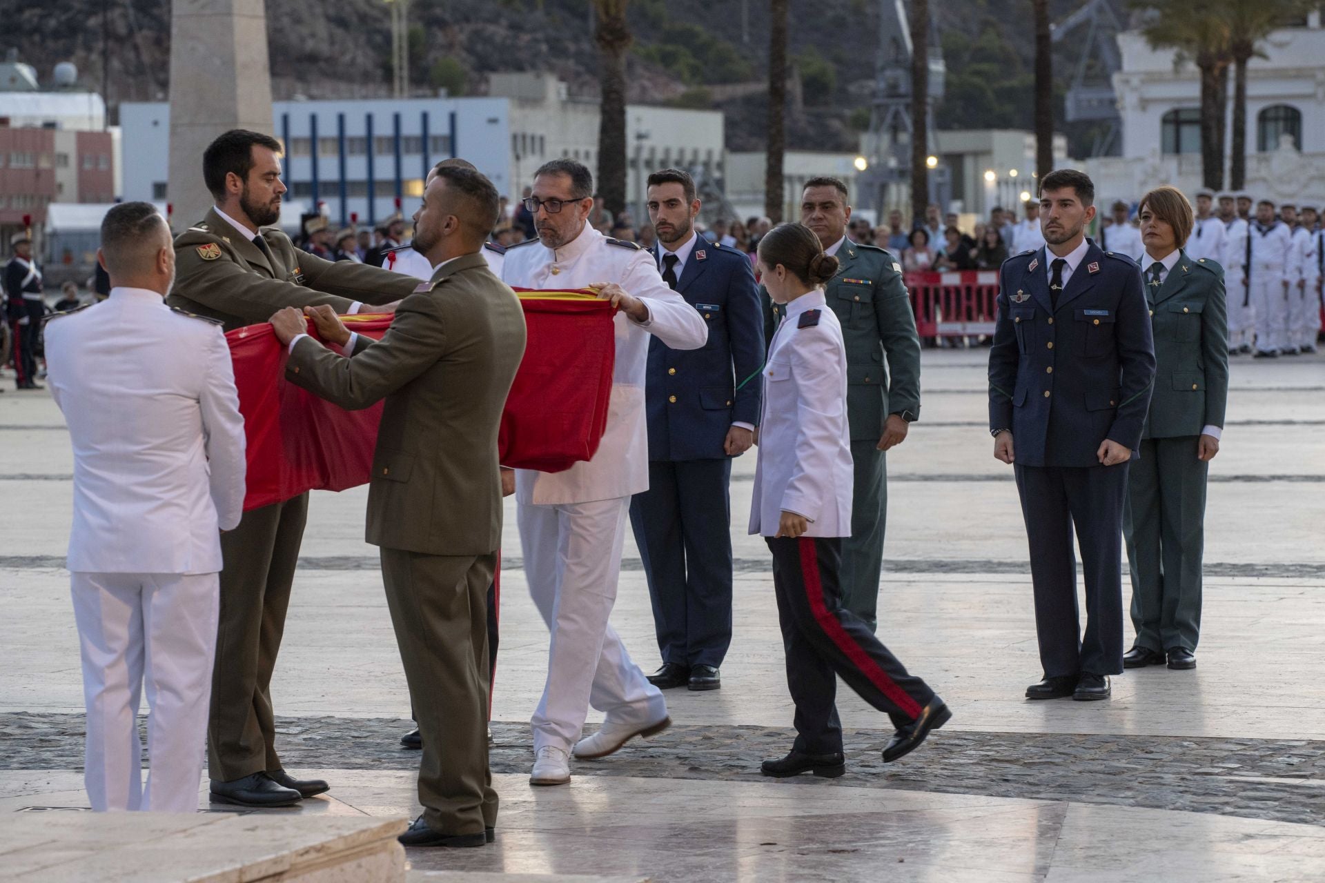 Solemne arriado de bandera por el Día de la Fiesta Nacional en Cartagena, en imágenes