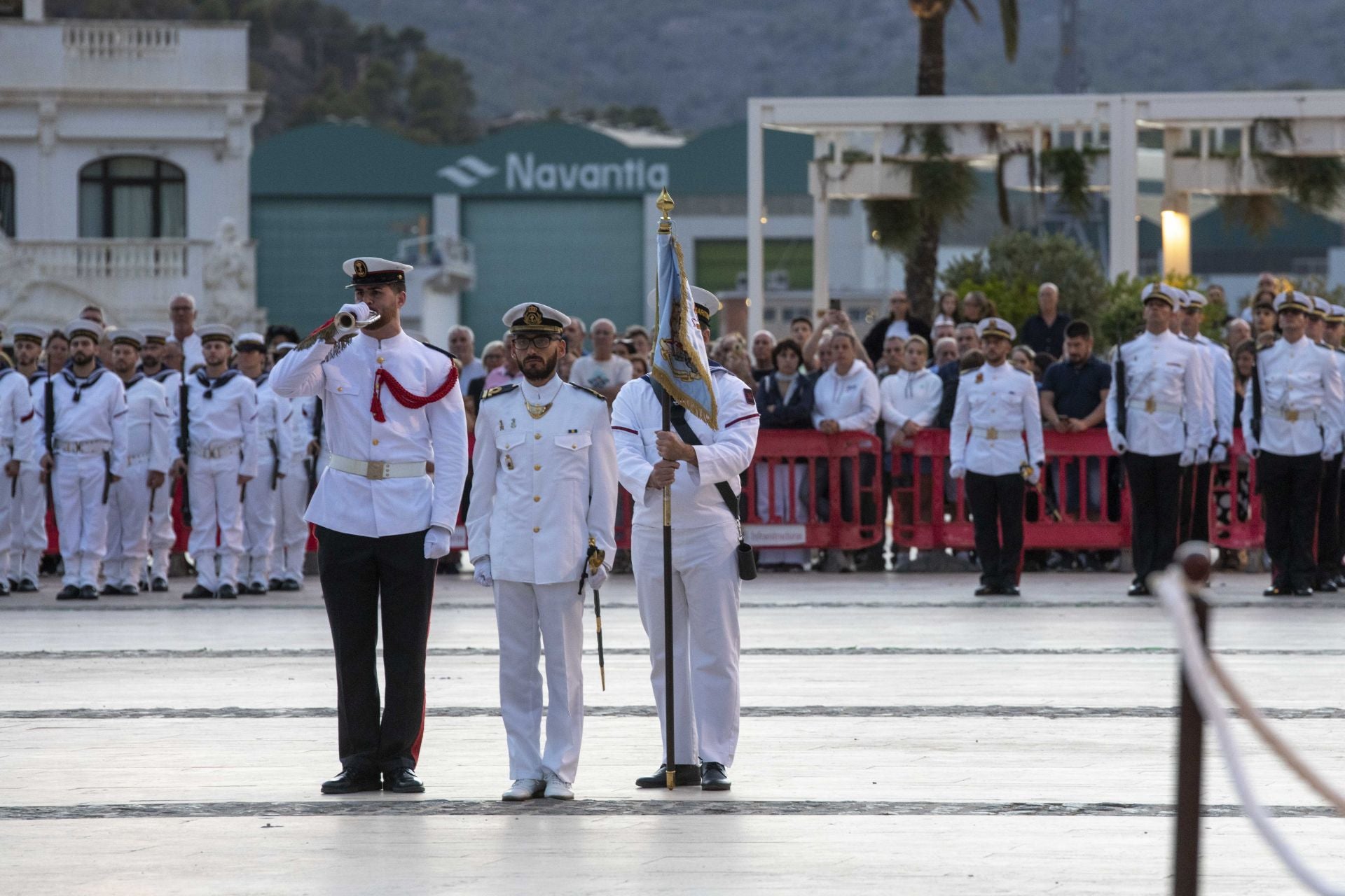 Solemne arriado de bandera por el Día de la Fiesta Nacional en Cartagena, en imágenes