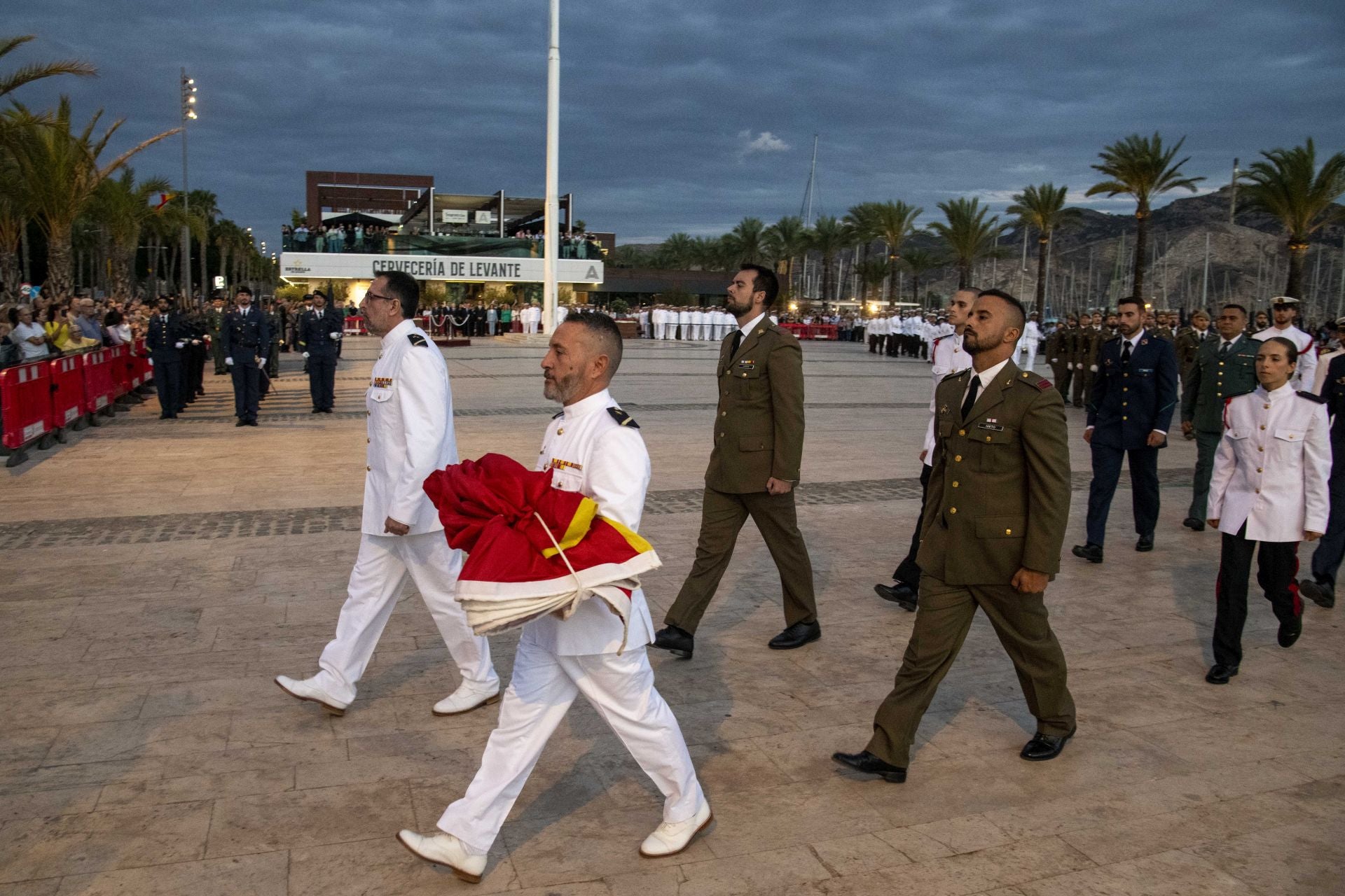 Solemne arriado de bandera por el Día de la Fiesta Nacional en Cartagena, en imágenes