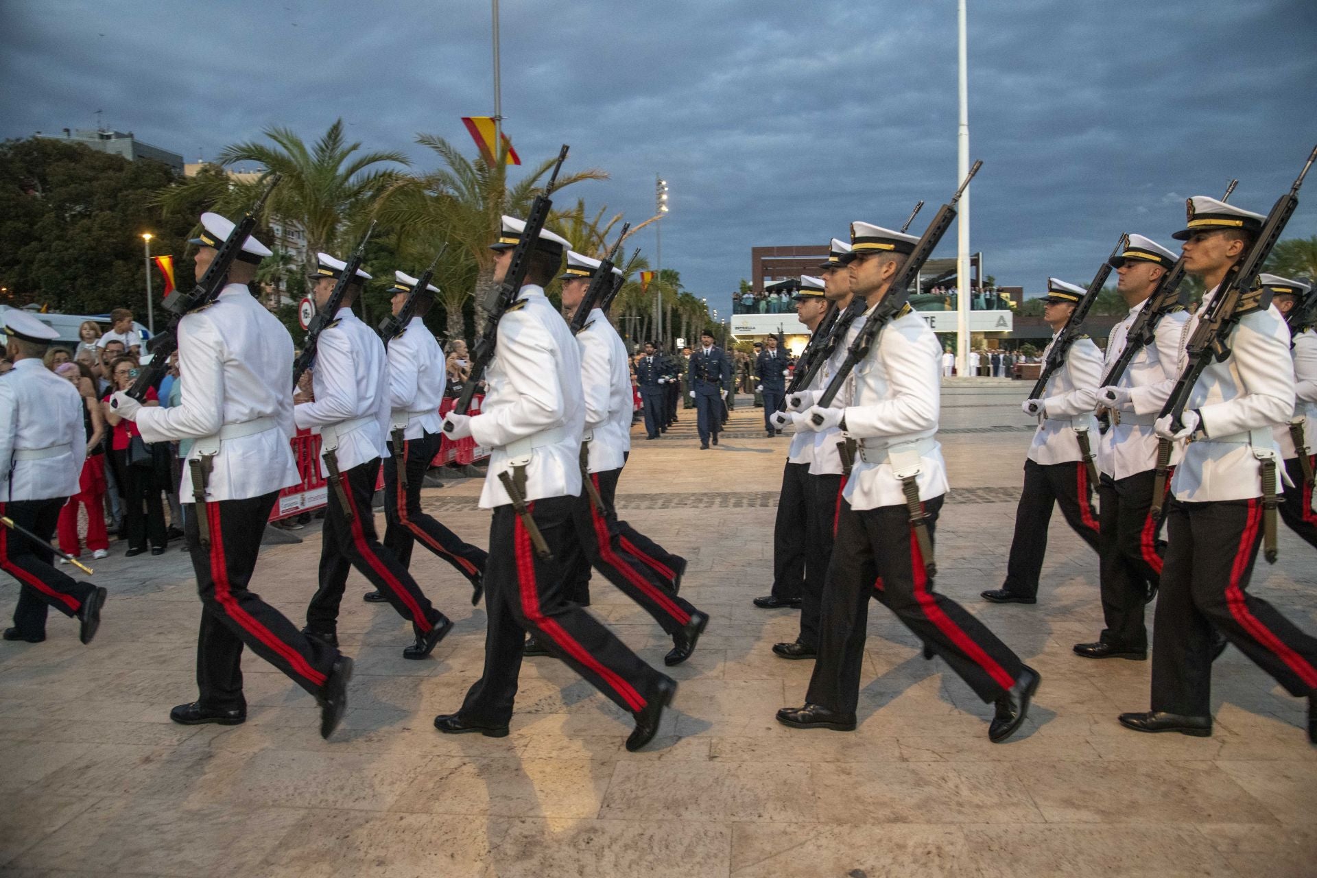 Solemne arriado de bandera por el Día de la Fiesta Nacional en Cartagena, en imágenes