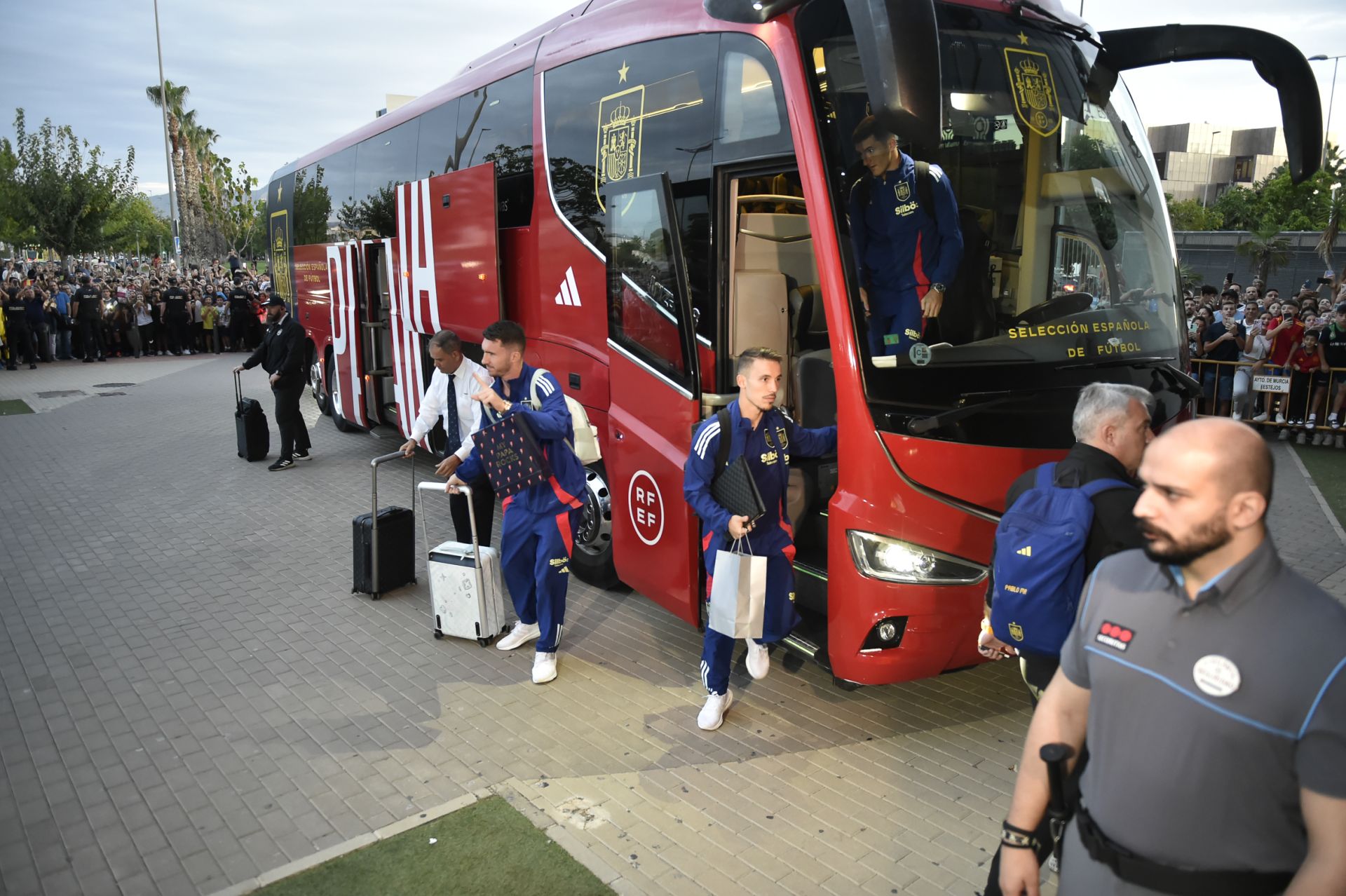 La llegada de la selección española a Murcia, en imágenes