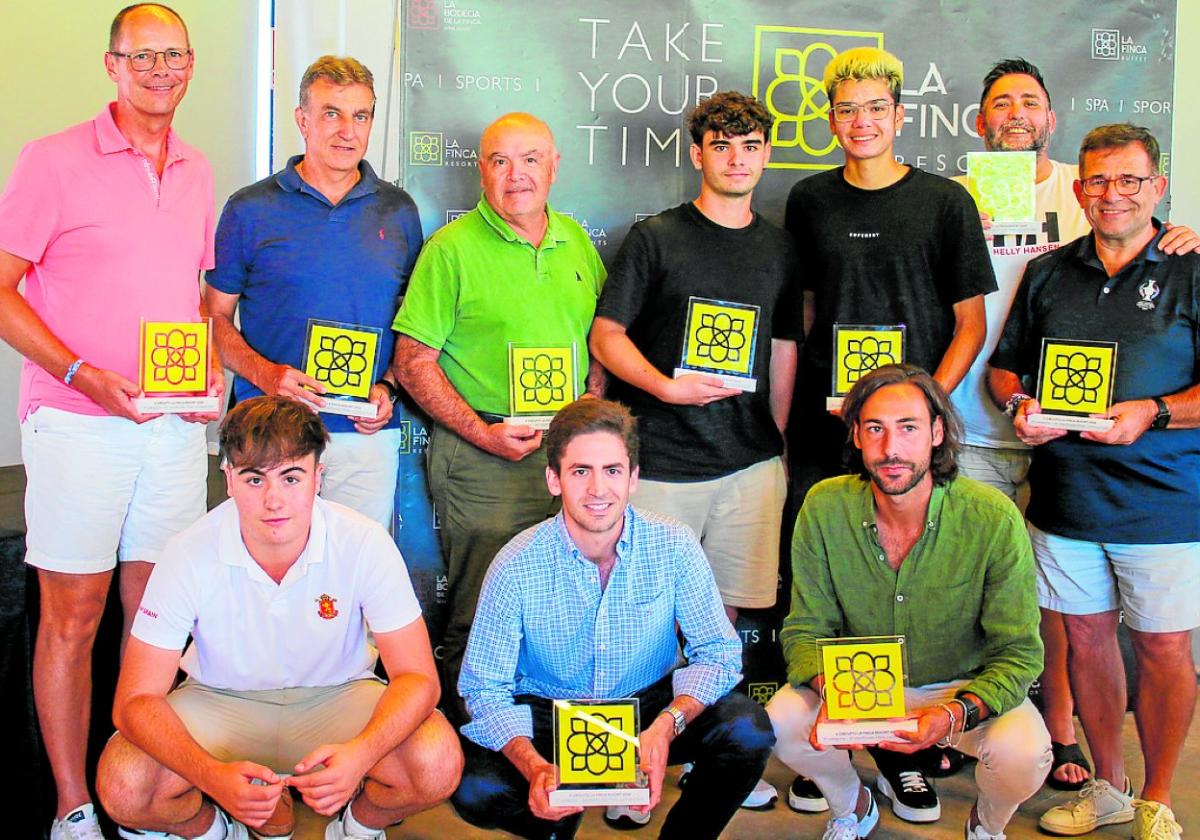 El campeón murciano Antonio Piñero (de rodillas, centro) con el resto de los ganadores.