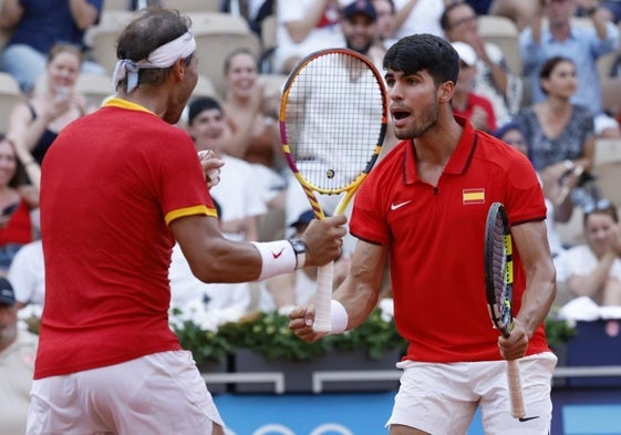 Pareja. Nadal y Alcaraz celebran un punto enun partido de dobles disputado en los pasdos Juegos Olímpicos de París .