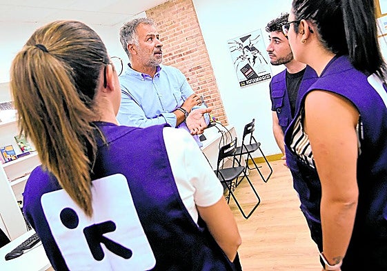 Trabajadores de Accem, en su oficina de atención en Murcia.
