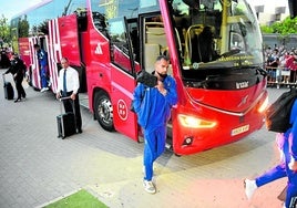 El meta cartagenero Robert Sánchez saluda a los aficionados congregados en la puerta del hotel.