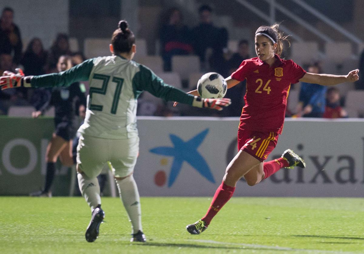 Alba Redondo, ante la portera belga, en el último amistoso que jugó la selección española femenina en el Cartagonova en 2019.